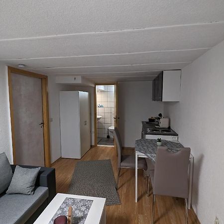 טרויסדורף Direkt An Der S-Bahn Gelegenes Gemutliches Souterrain Apartment Mit Privatem Zugang מראה חיצוני תמונה