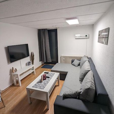 טרויסדורף Direkt An Der S-Bahn Gelegenes Gemutliches Souterrain Apartment Mit Privatem Zugang מראה חיצוני תמונה