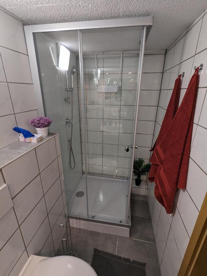 טרויסדורף Direkt An Der S-Bahn Gelegenes Gemutliches Souterrain Apartment Mit Privatem Zugang מראה חיצוני תמונה