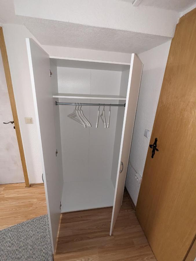 טרויסדורף Direkt An Der S-Bahn Gelegenes Gemutliches Souterrain Apartment Mit Privatem Zugang מראה חיצוני תמונה
