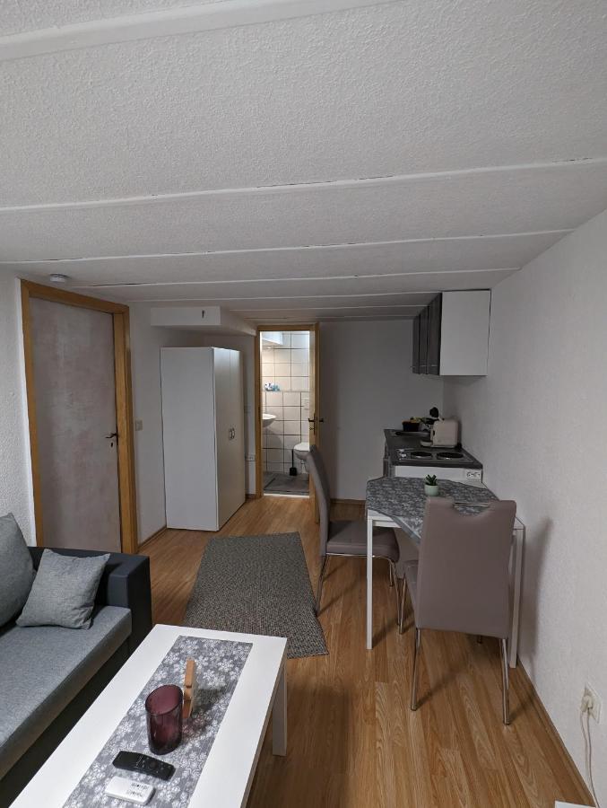 טרויסדורף Direkt An Der S-Bahn Gelegenes Gemutliches Souterrain Apartment Mit Privatem Zugang מראה חיצוני תמונה