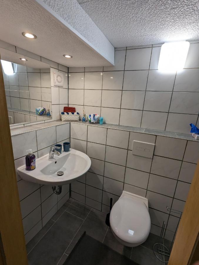 טרויסדורף Direkt An Der S-Bahn Gelegenes Gemutliches Souterrain Apartment Mit Privatem Zugang מראה חיצוני תמונה